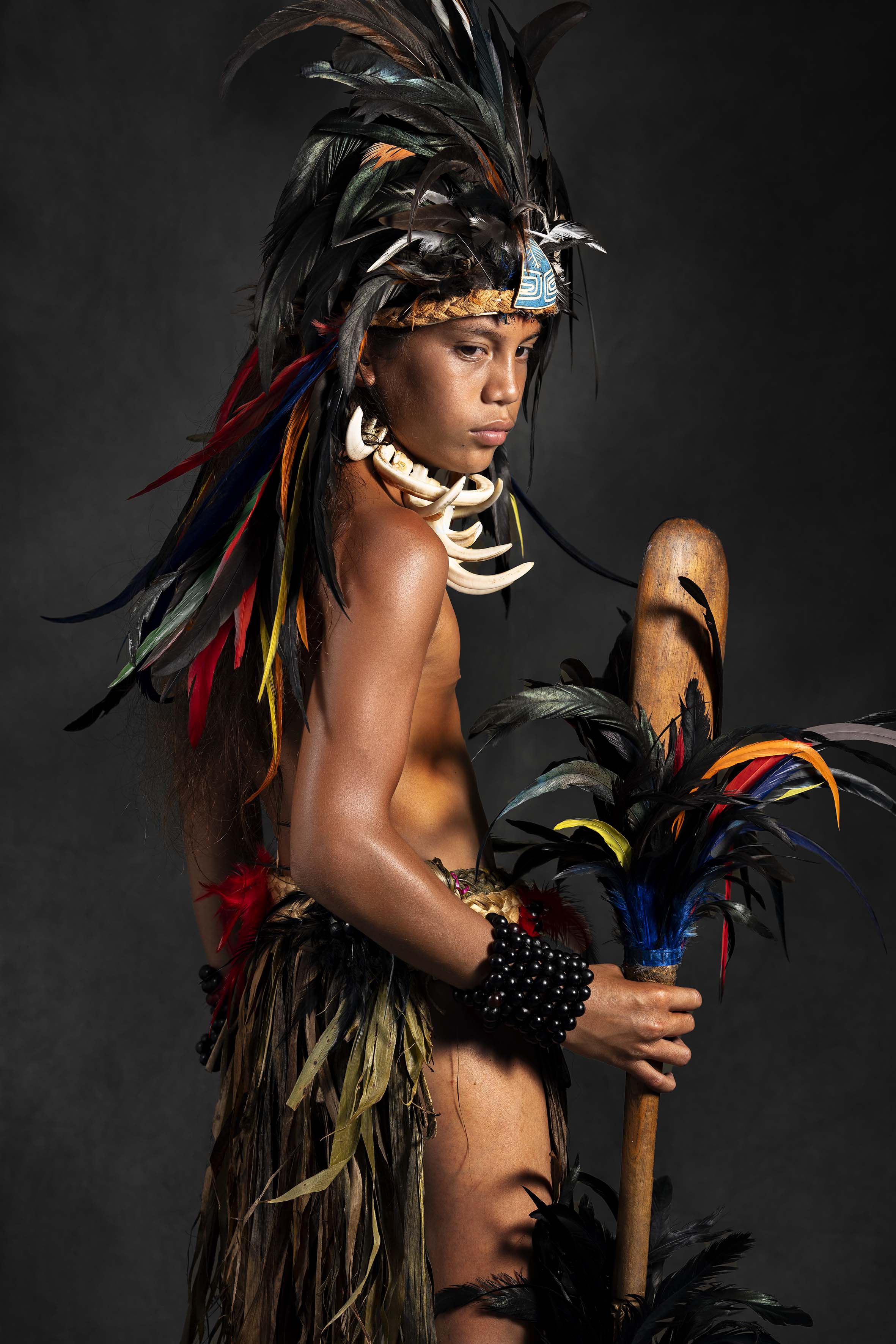 Portrait en couleur d’une Tama Ènana avec une pagaie