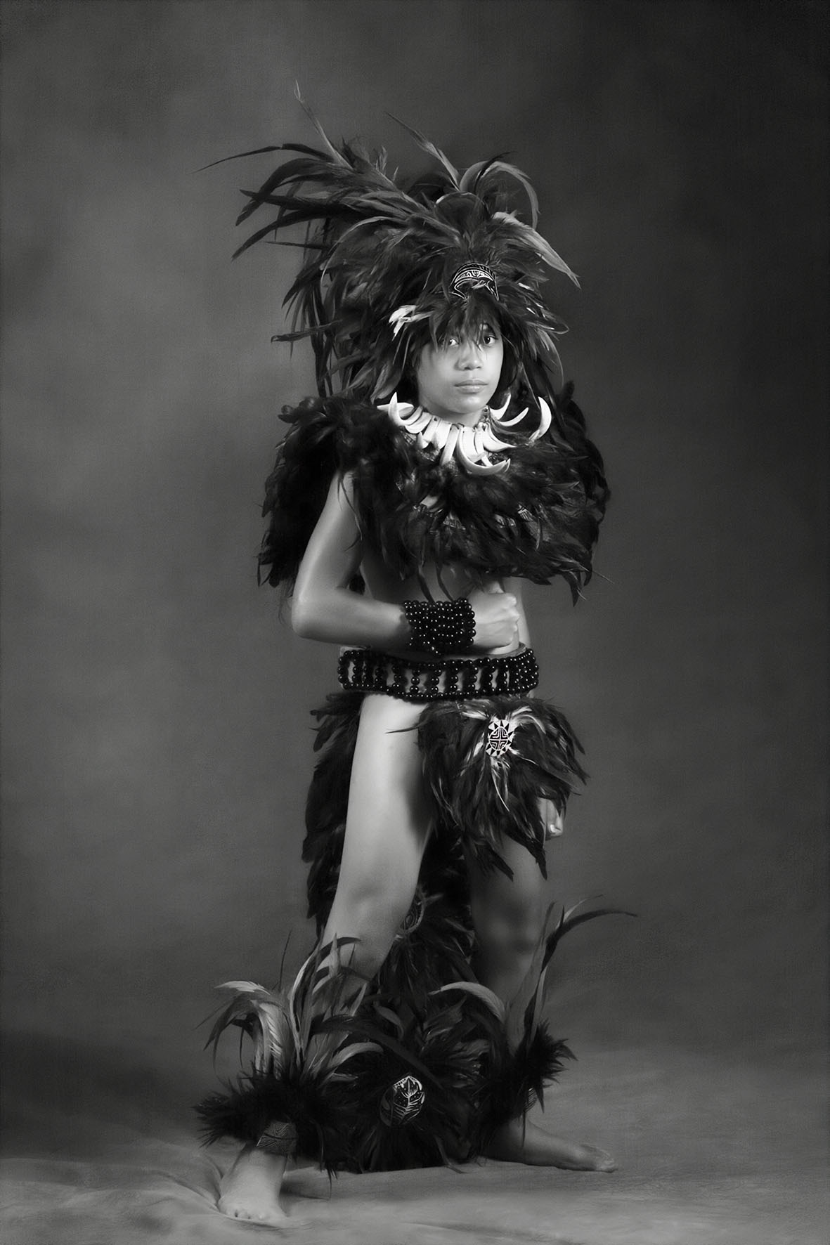 Portrait en noir et blanc d’une danseuse marquisienne