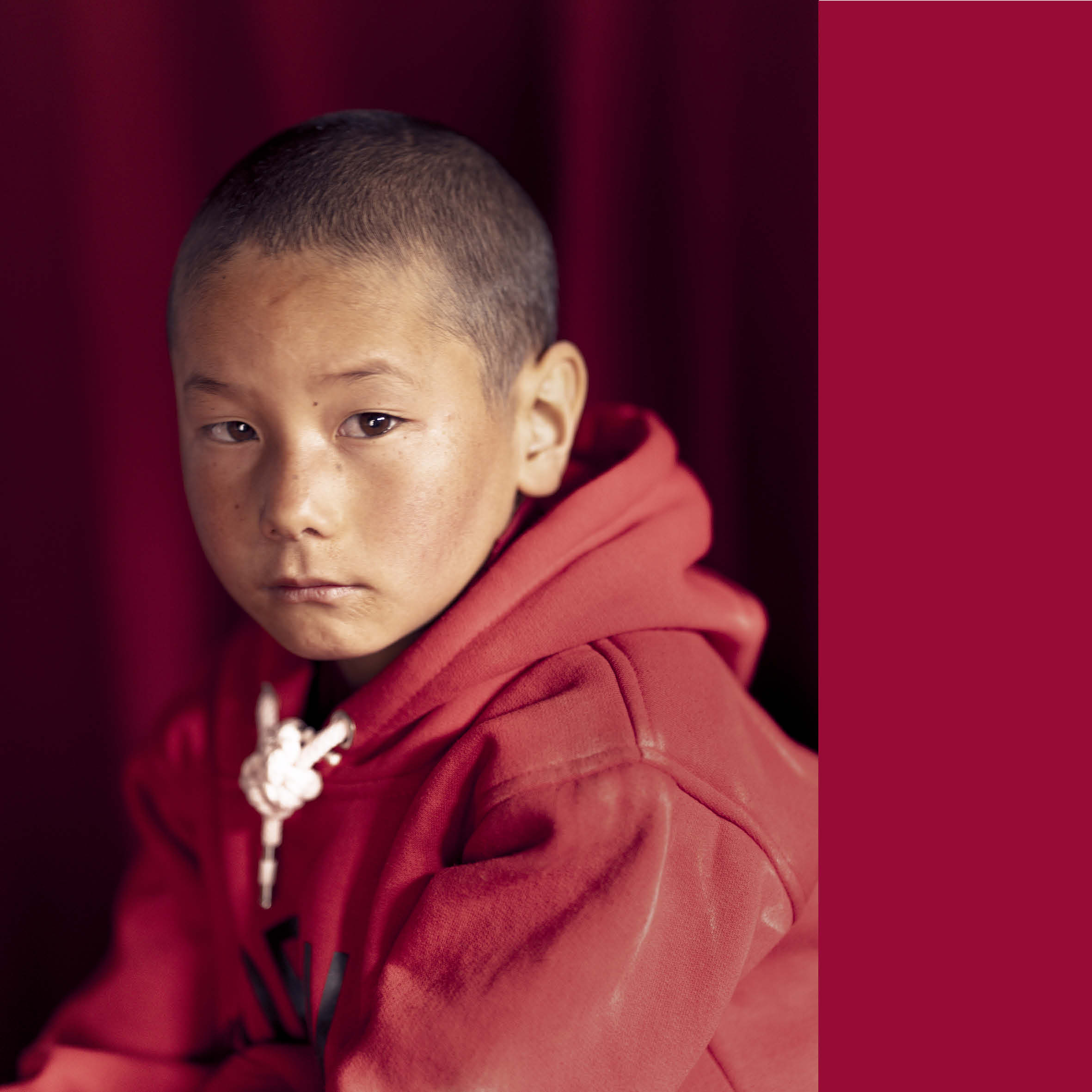 Portrait d’un jeune moine en rouge