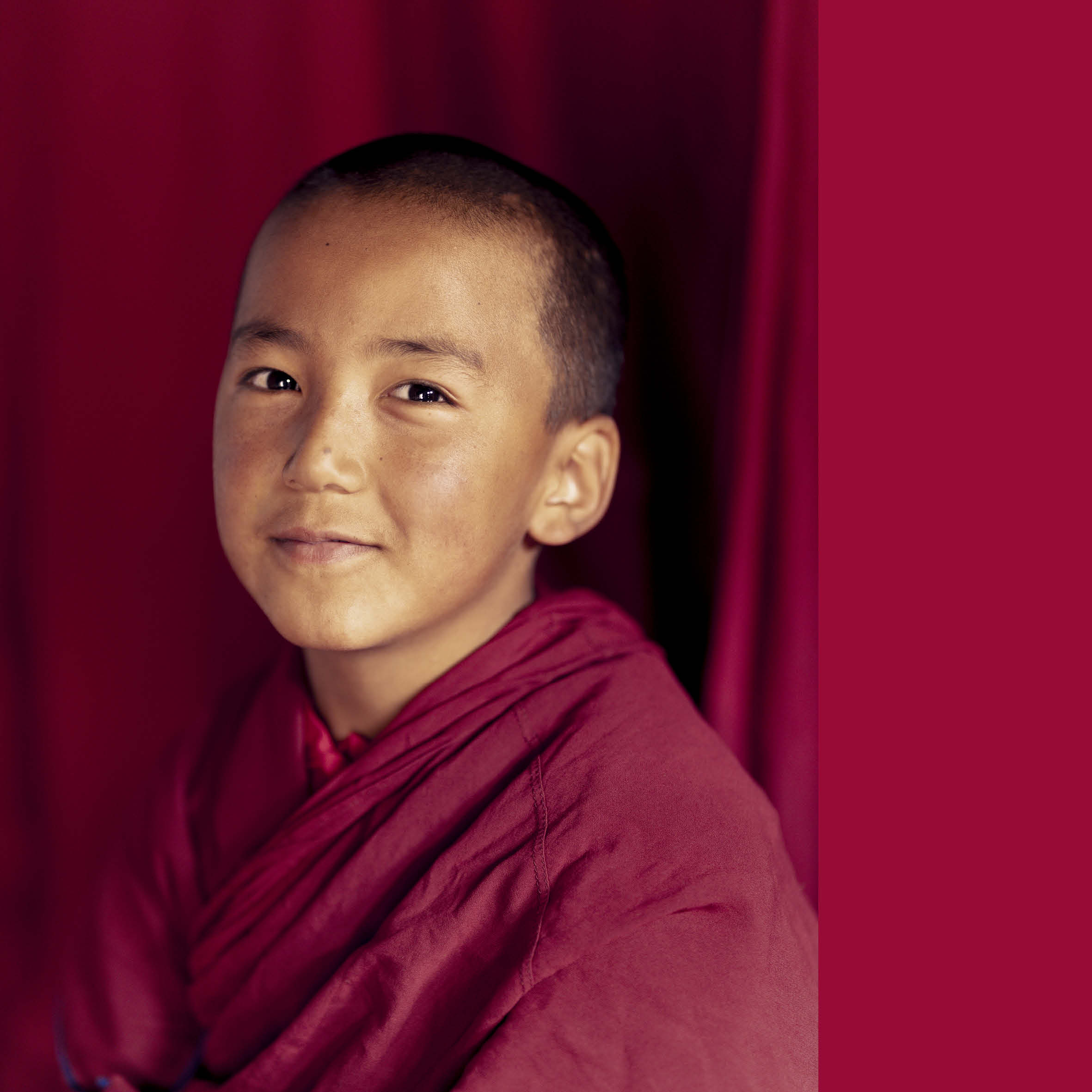 Portrait d’un jeune moine souriant